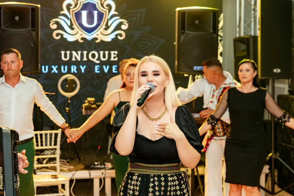 Formatie Nunta Bucuresti cântând live la un eveniment cu ring de dans plin